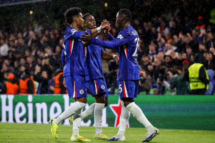 Það var gaman hjá Chelsea á Brúnni í kvöld og hér fagna Chelsea menn markið Moises Caicedo.