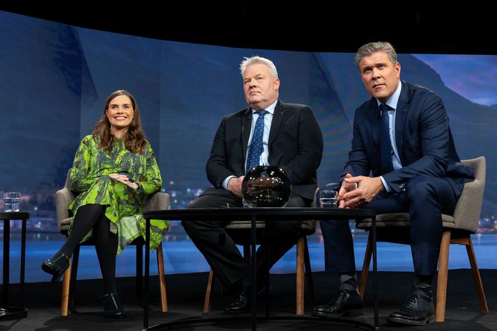 Katrín Jakobsdóttir, formaður Vinstri grænna, Sigurður Ingi Jóhannsson formaður Framsóknarflokksins og Bjarni Benediktsson formaður Sjálfstæðisflokksins leituðu næðis utan höfuðborgarsvæðisins í dag til að móta línurnar fyrir nýjan stjórnarsáttmála.