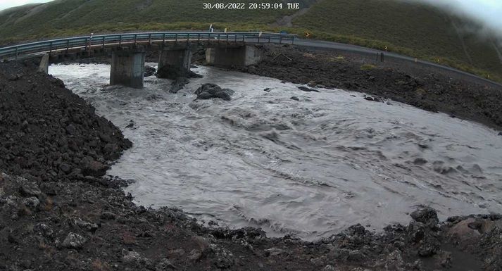 Rennsli jókst töluvert í Hvítá í gær vegna leysinga og úrkomu. Þessi mynd er tekin þegar rennslið var um það bil að ná hámarki í gærkvöldi. Flóðið úr Hafrafellslóni árið 2020 náði alveg upp að brúargólfinu.