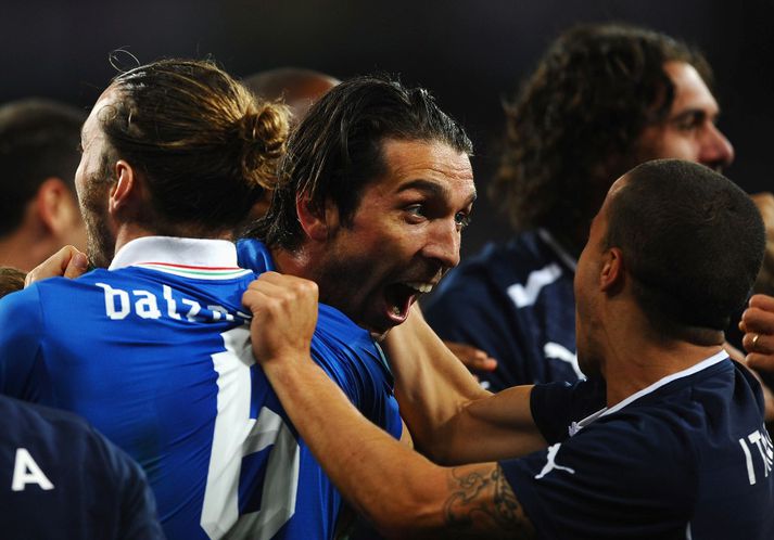 Buffon fagnar með félögum sínum.
