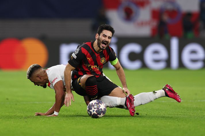 Ilkay Gundogan í baráttu við Benjamin Heinrichs í leiknum í kvöld.