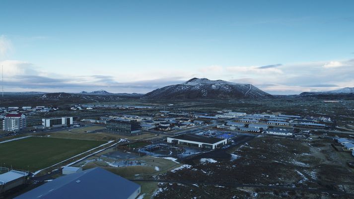 Fjallið Þorbjörn sést hér fyrir miðri mynd en það er skammt frá Grindavík.