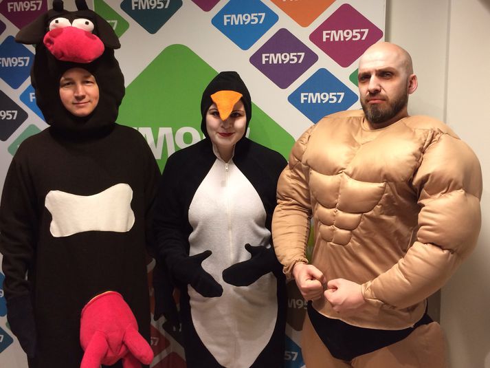 Þau Heiðar, Erna og Sverrir voru ekki sjálfri sér lík í beinni útsendinu á Fm957 í morgun.