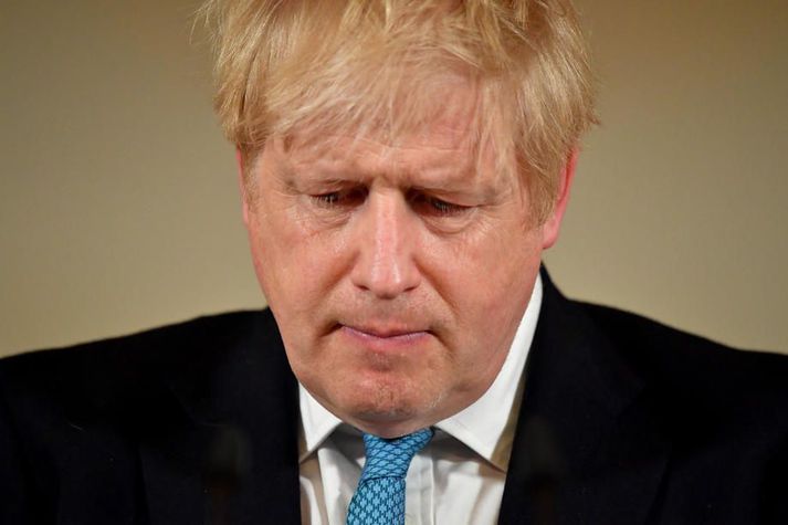 Mikið mæðir nú á ríkisstjórn Boris Johnson. Fjöldi látinna í faraldrinum nálgast verstu spár stjórnvalda og nánasti ráðgjafi Johnson sætir harðri gagnrýni fyrir að hunsa fyrirmæli stjórnvalda.