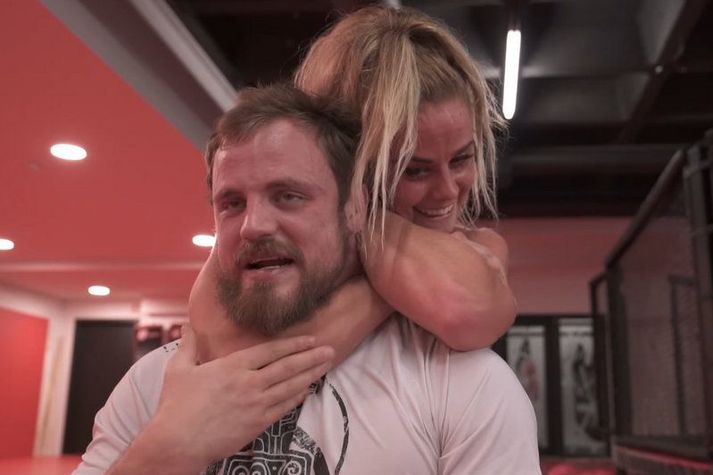 Sara Sigmundsdóttir tekur á Gunnari Nelson í myndbandinu.