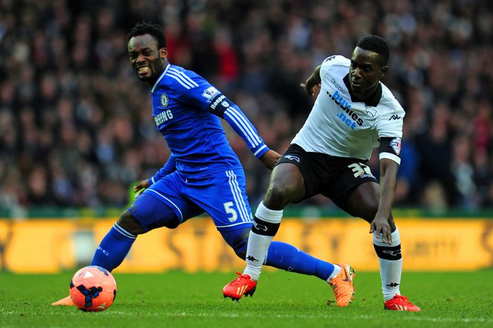 Essien í baráttu við Simon Dawkins, leikmann Derby County, í bikarnum í byrjun mánaðarins.