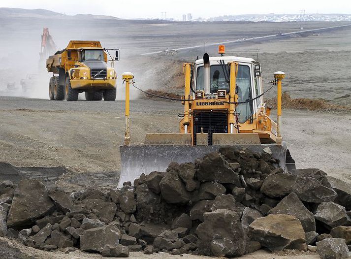 Vinna við tvöföldun Suðurlandsvegar var hafin á haustdögum 2010. Fréttablaðið/GVA