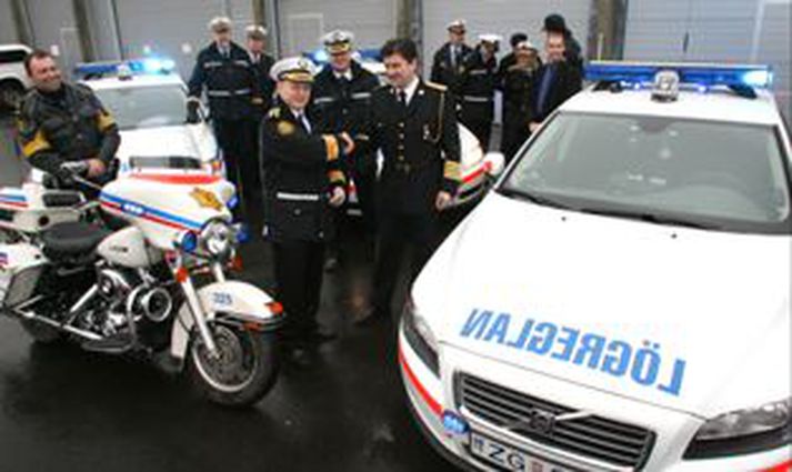 Stefán Eiríksson, lögreglustjóri höfuðborgarsvæðisins, tekur við bílunum af Haraldi Johannessen ríkislögreglustjóra.