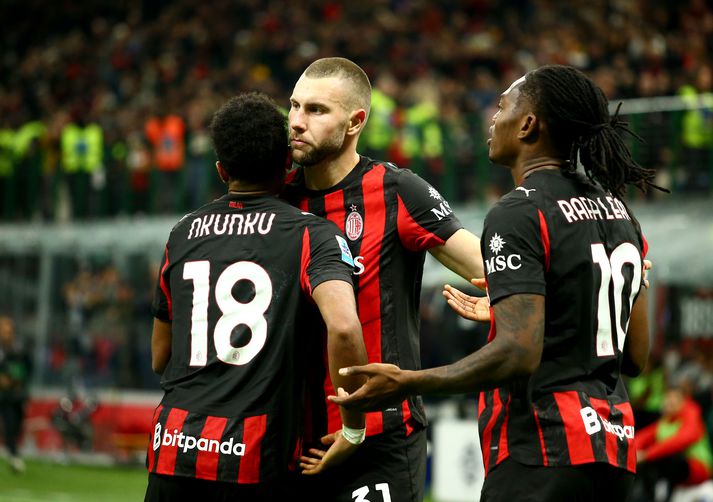 Fagna því sem reyndist vera sigurmarkið.