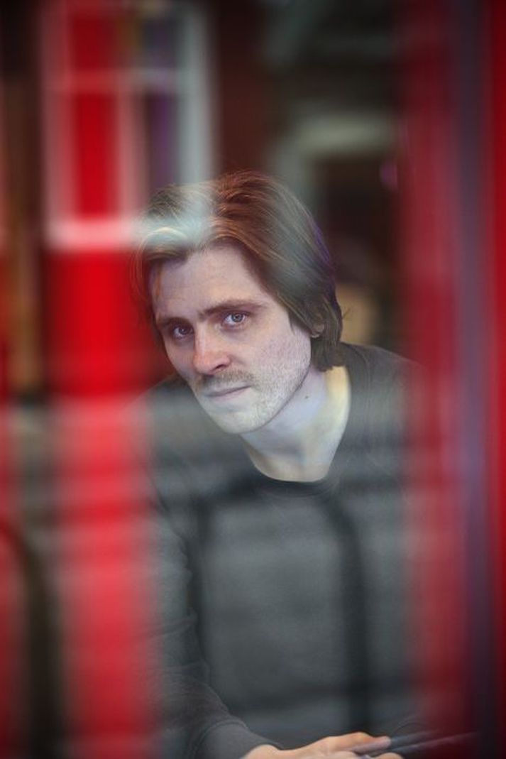 "Ég gat platað fólk að ég væri sænskur,“ segir Sverrir og segist seinna hafa fundið fyrir því að vera utangarðs bæði í Svíþjóð og á Íslandi. "Maður kemur til Íslands og er ekki alveg inni í þjóðfélaginu hér.“