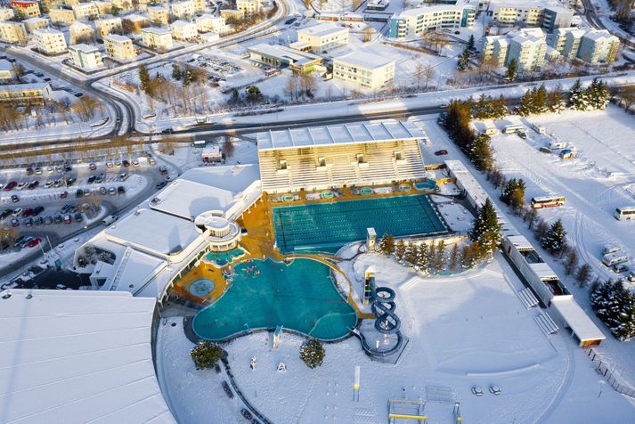 Enn hefur ekki þurft að loka sundlaugum í Reykjavík vegna kuldans en í Rangárvallasýslu hefur þurft að grípa til þess ráðs.