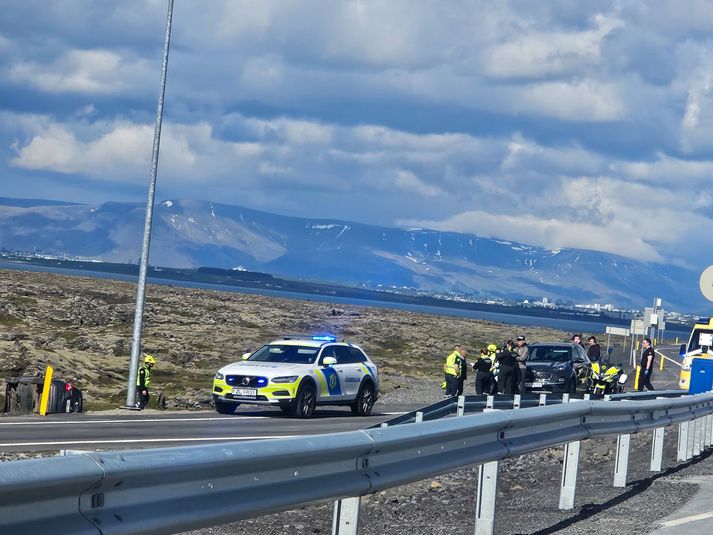 Einn er sagður vera með minniháttar áverka. Annar bíllinn valt út af veginum.