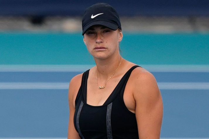 Aryna Sabalenka sést hér á æfingu í Miami í gær. Hún ætlar sér að keppa á morgun á Opna Miami mótinu.