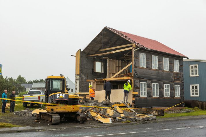 Slysið varð á vinnusvæði á Eyrarbakka þegar húsgafl féll á svæðinu.