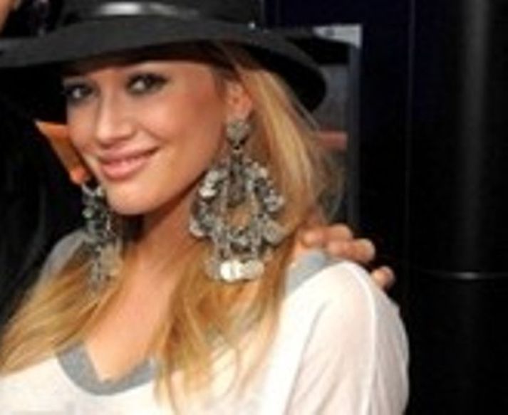 Hillary Duff fékk æðislegan trúlofunarhring. Mynd/ AFP.