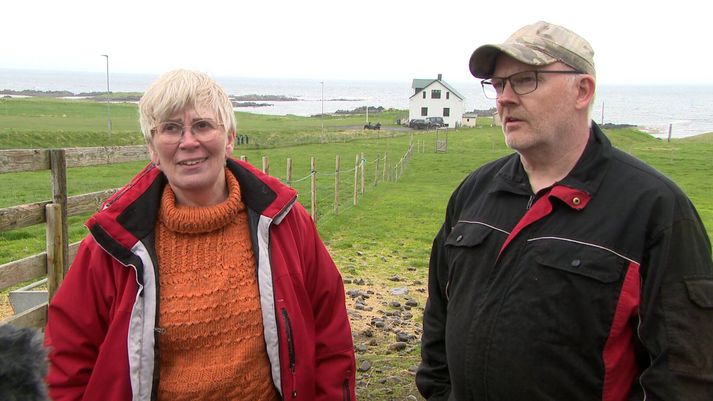 Jónína Ögn Jóhannesdóttir, bóndi á Illugastöðum, og tengdasonur hennar, Gunnar Sveinsson, í viðtali fyrir þáttinn „Um land allt“.