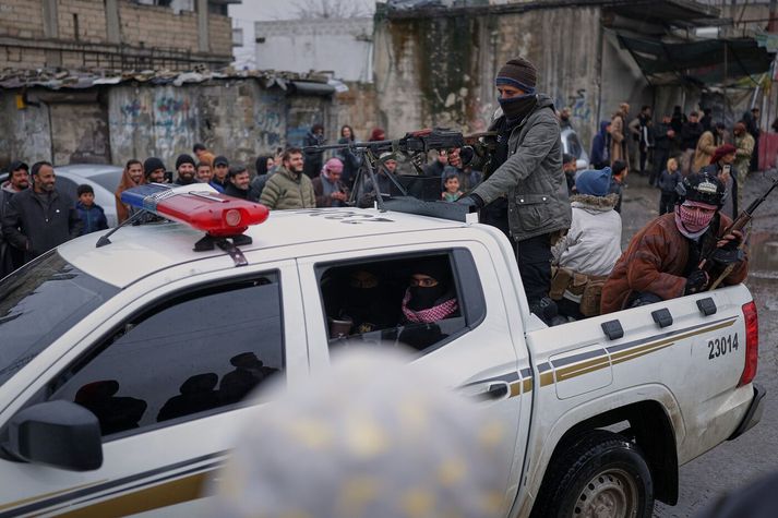 Íbúar Tabqa eru sagðir hafa tekið stjórnarhernum fagnandi í morgu, eftir undanhald sveita SDF þaðan.