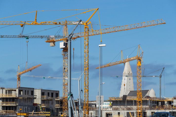 Miklar framkvæmdir hafa verið á Hlíðarendasvæðinu í Reykjavík síðustu ár. Nú hefur verið lögð fram tillaga um breytingu á deiliskipulagi sem lýtur að því að svæði sem áður var ætlað atvinnuhúsnæði verði skilgreint sem íbúðasvæði undir 460 íbúðir.