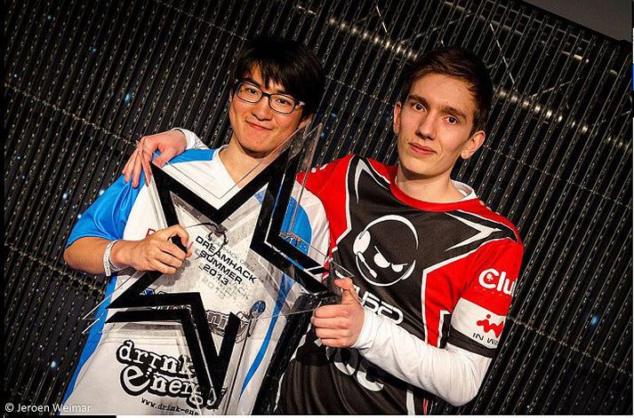 Jökull keppti nýverið á Dreamhack-mótinu í Svíþjóð. Hér er hann (til hægri) með félaga sínum, Son Seok Hee frá Suður-Kóreu.