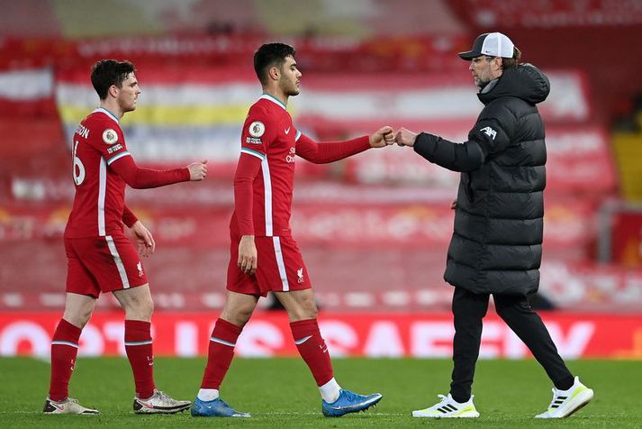 Jürgen Klopp með Ozan Kabak og Andy Robertson eftir tapleikinn á móti Chelsea í gær.