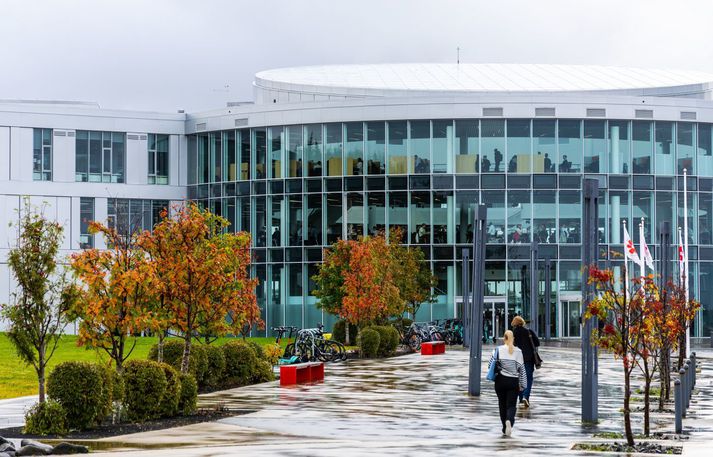 Háskólinn í Reykjavík hyggst ekki samþykkja tilboð háskóla-, iðnaðar- og nýsköpunarráðherra um óskert fjárframlög frá ríkinu gegn afnámi skólagjalda.