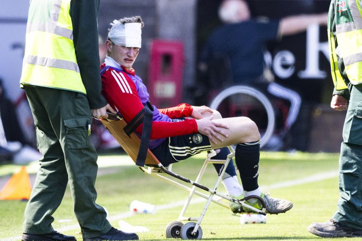 Jack MacKenzie sést hér eftr að hafa fengið stólinn í höfuðið.