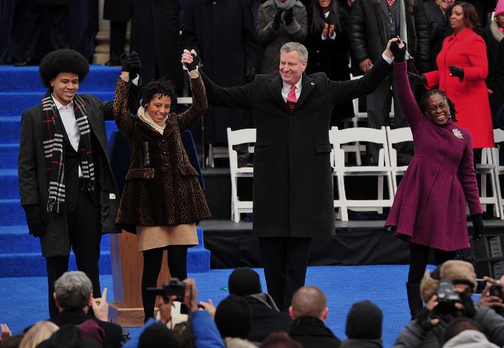 Blasio ásamt fjölskyldunni sinni við athöfnina.