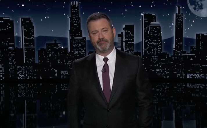 Jimmy Kimmel grét þegar hann talaði um vin sinn Bob Saget í þættinum í gær.