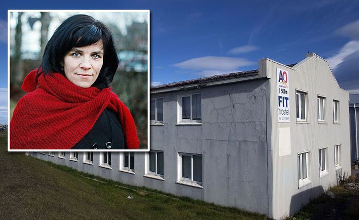 Þeir sem bíða hælis hér á landi eru vistaðir á Fit-hostel í Reykjanesbæ. Þeir fá 7.500 krónur vikulega til framfærslu.