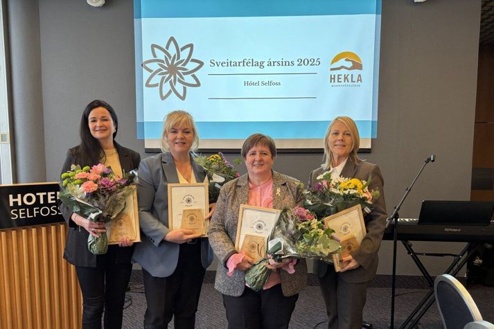 Fulltrúar sveitarfélaganna fjögurra með viðurkenningar sínar.