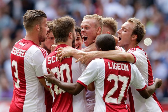 Christian Eriksen fagnar marki með Kolbeini Sigþórssyni í leik með Ajax.