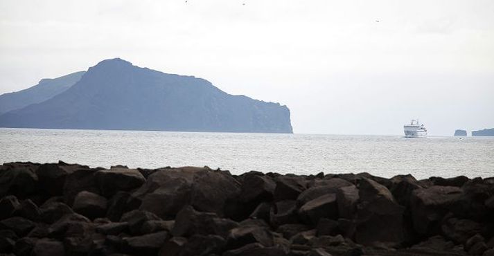 Við byggingu Landeyjahafnar var gert ráð fyrir að sunnan-  og suðvestanvindar yrðu ráðandi líkt og síðustu 40 ár þar á undan. Síðustu ár hafa hins vegar suðaustlægar áttir sett strik í reikninginn. 
