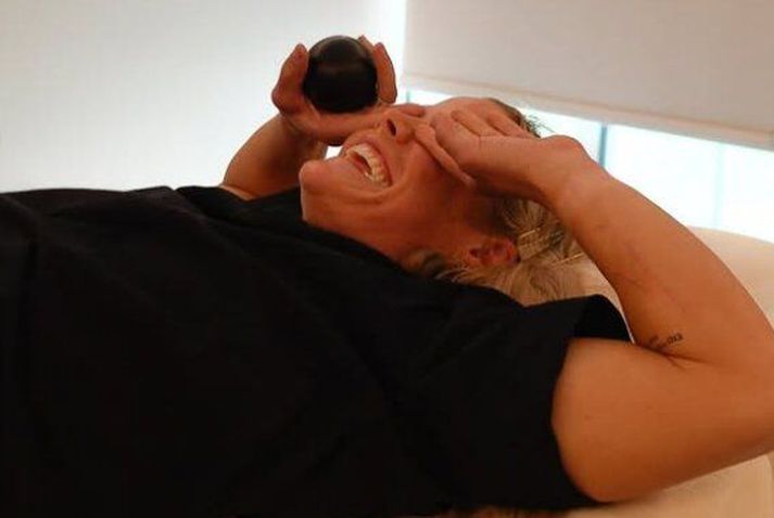 Það var ekki þægilegt fyrir Söru Sigmundsdóttur að láta sprauta stofnfrumum inn í hnéð sitt.