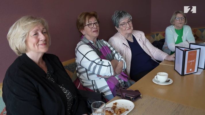 Elsa María Walderhaug, Laufey Ármannsdóttir, María Karlsdóttir Huesmann og Helga Adolfsdóttir í viðtali í þættinum Flugþjóðin um íslensku flugnýlenduna. Þær hafa flestar búið í Lúxemborg í um eða yfir hálfa öld og allar gegnt forystustörfum í Íslendingafélaginu.