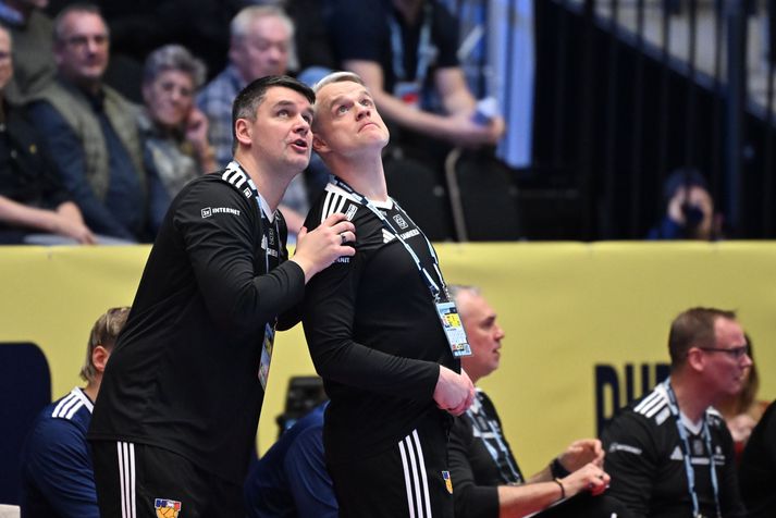 Snorri Steinn hlustar á ráðleggingar Arnórs Atlasonar í leiknum gegn Ítalíu. 