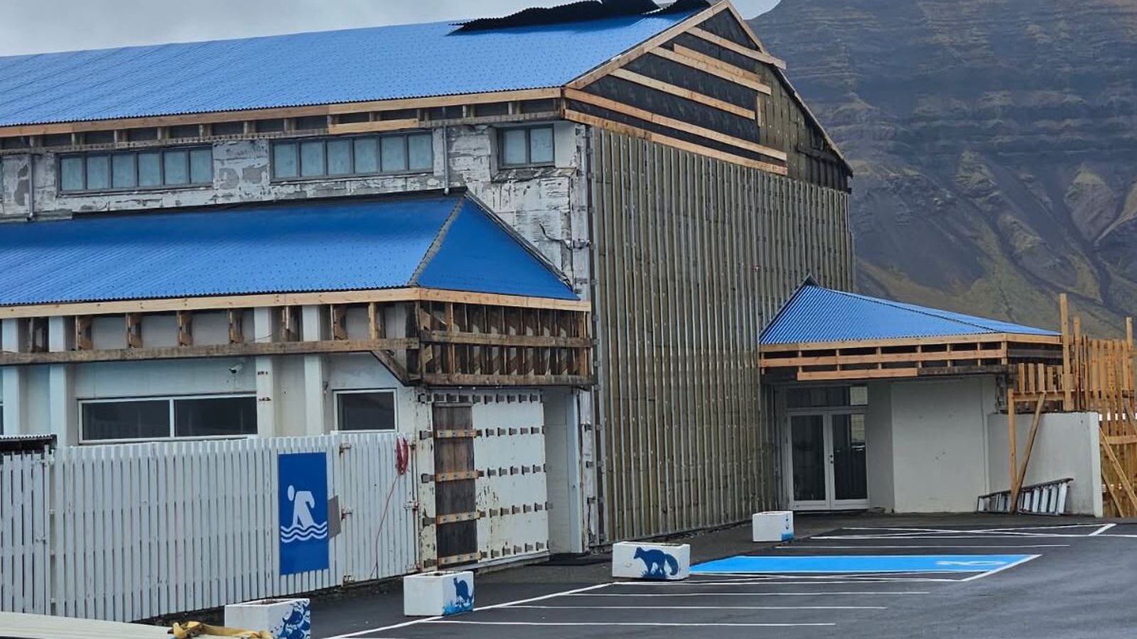 Þakplötur að losna af í­þrótta­húsi í Grundar­firði
