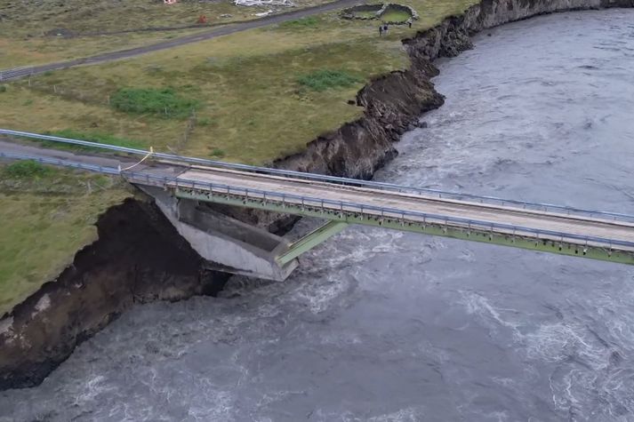 Fljótið gróf undan eystri brúarstöplinum í Skaftárhlaupinu árið 2015.