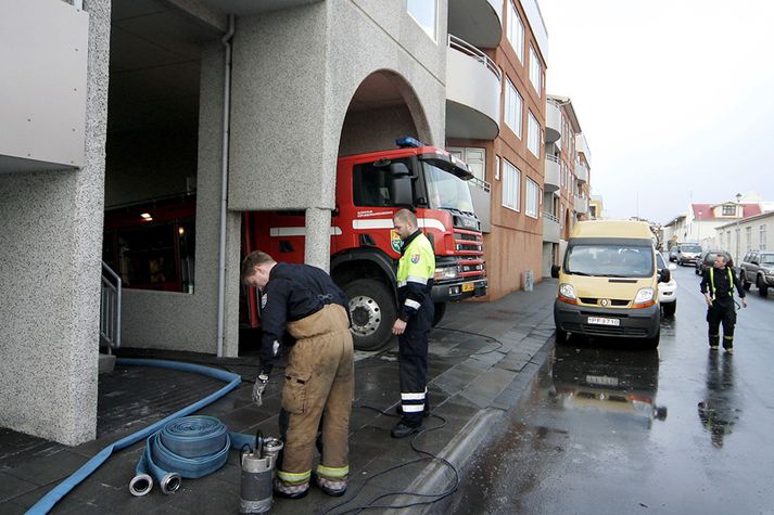 Slökkviliðsmenn dæla vatni úr húsi. Myndin er úr safni.