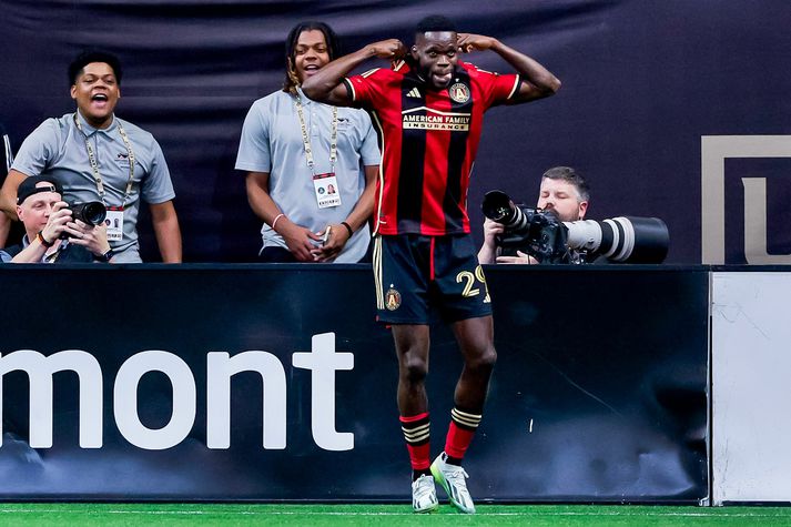 Jamal Thiare fagnar marki með Atlanta United. Hann kom markverði mótherjanna algjörlega á óvart.