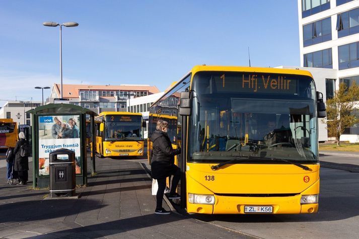 Sérsveitarmenn fóru meðal annars inn í strætisvagn við leitina í dag. 