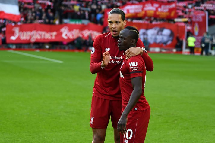 Virgil van Dijk ræðir málin við Sadio Mane.