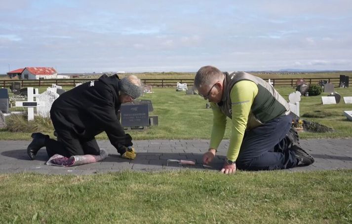 Jóhanna og Magnús að hlúa að kirkjugarðinum við Hvalsneskirkju.