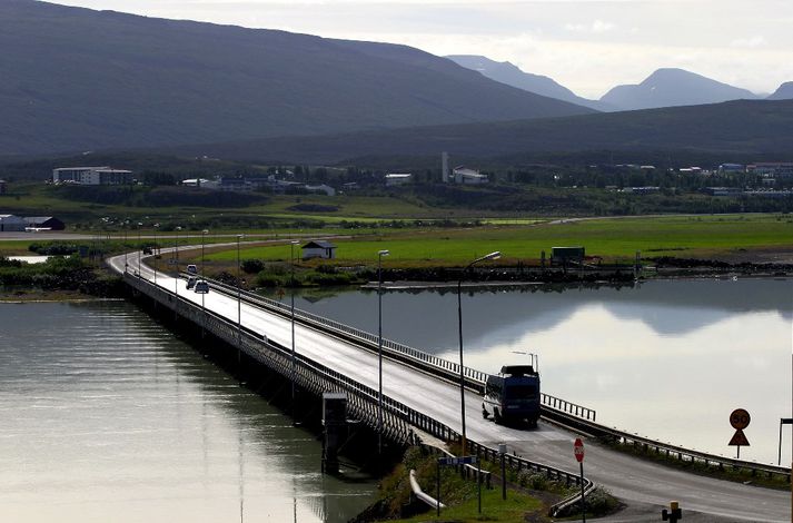 Maðurinn játaði fyrir dómi að hafa hótað lögreglumönunum lífláti og samræmdist sú játning hans upptökum úr "Eyewitness“ búnaði lögreglubifreiðarinnar. 