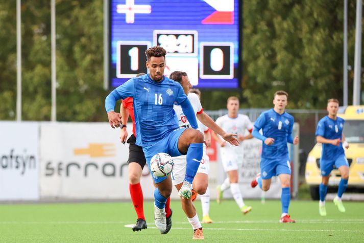 Ísak Snær í leik íslenska U-21 árs landsliðsins við Tékkland í kvöld.