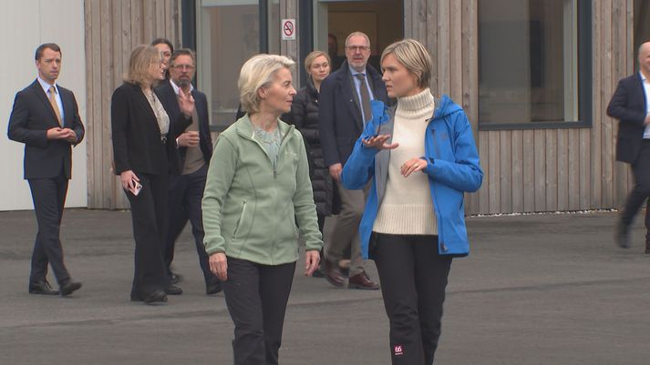 „Þvílíkt útsýni,“ sagði Ursula von der Leyen í morgun er hún stóð á flugvellinum í Vatnsmýrinni í Reykjavík.  „Þetta er bara byrjunin,“ svaraði Kristrún Frostadóttir og svo stigu þær um borð í Tf-Eir.