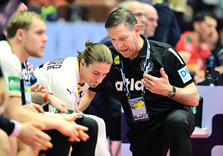 Alfreð Gíslason ræðir við Juri Knorr sem þykir ekki hafa náð sér nógu vel á strik á Evrópumótinu.