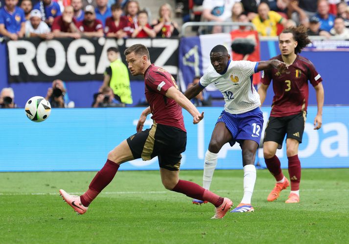 Randl Kolo Muani vill örugglega fá markið skráð á sig en boltinn breytti mikið um stefnu með viðkomu í Jan Vertonghen.