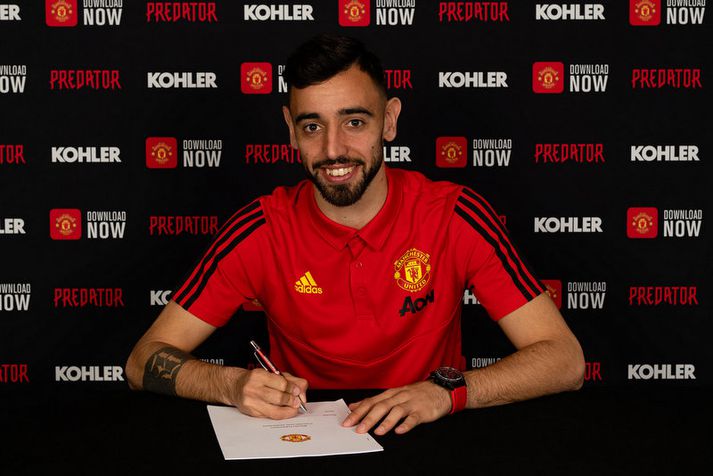 Bruno Fernandes skrifar undir samning sinn við Manchester United sem er til 2025.