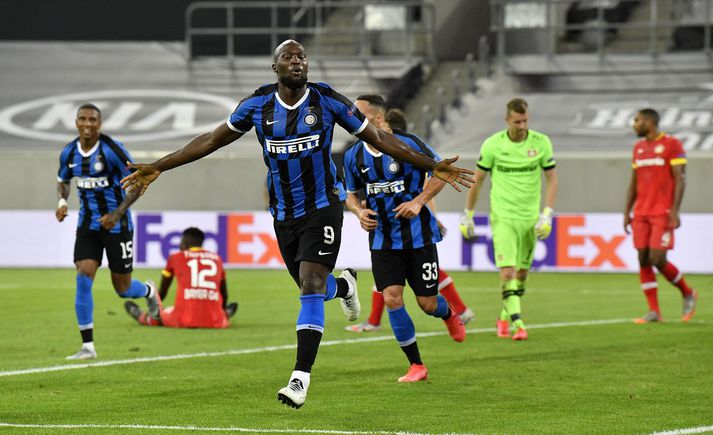 Romelu Lukaku fagnar eftir að hafa komið Inter í 2-0 gegn Bayer Leverkusen.