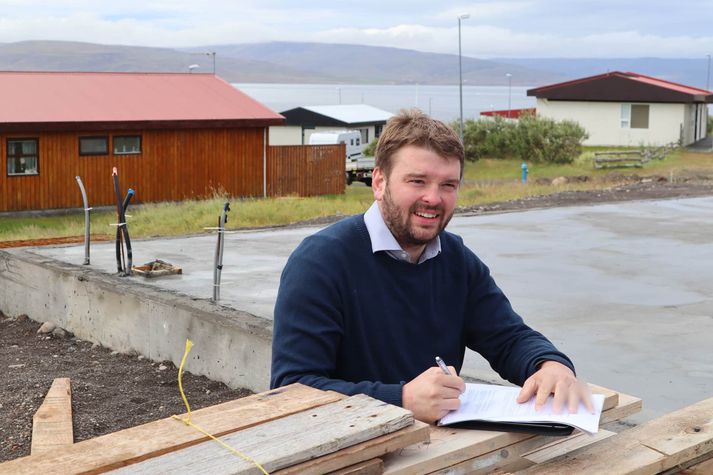 Ásmundur Einar Daðason undirritaði breytingar á reglugerð um lánaflokka Íbúðalánasjóðs á Drangsnesi í Steingrímsfirði í morgun.